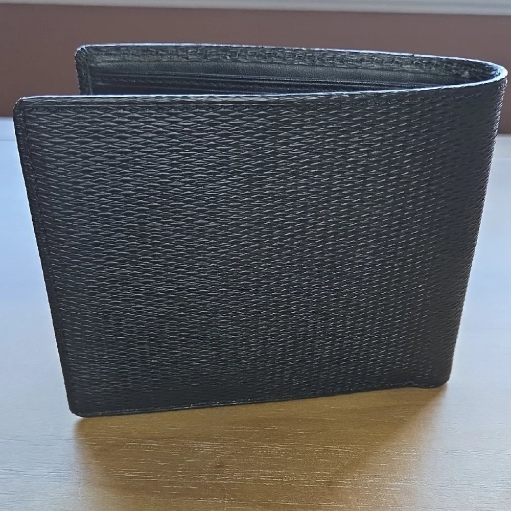 Tumi Black Textured Mens Bi-fold Wallet NWOT